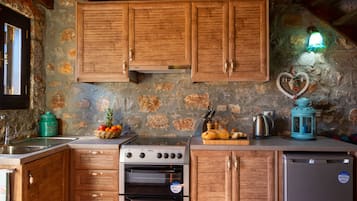 Een koelkast, een koffiezetapparaat/waterkoker, een waterkoker