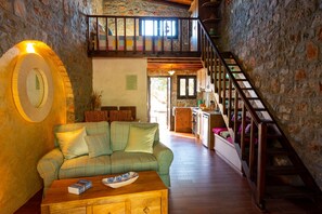 Een televisie en een open haard