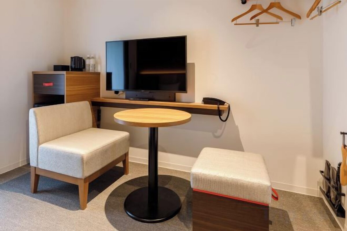 Living area | 40-inch flat-screen TV with digital channels