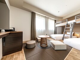 Standard Triple Room, Non Smoking | Gebar bulu kapas, peti besi dalam bilik, meja 