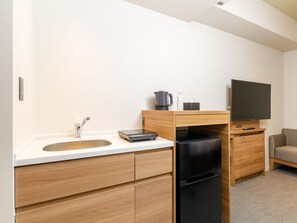 Quarto casal empresarial, para não fumantes | Cozinha privada | Frigobar, chaleira elétrica