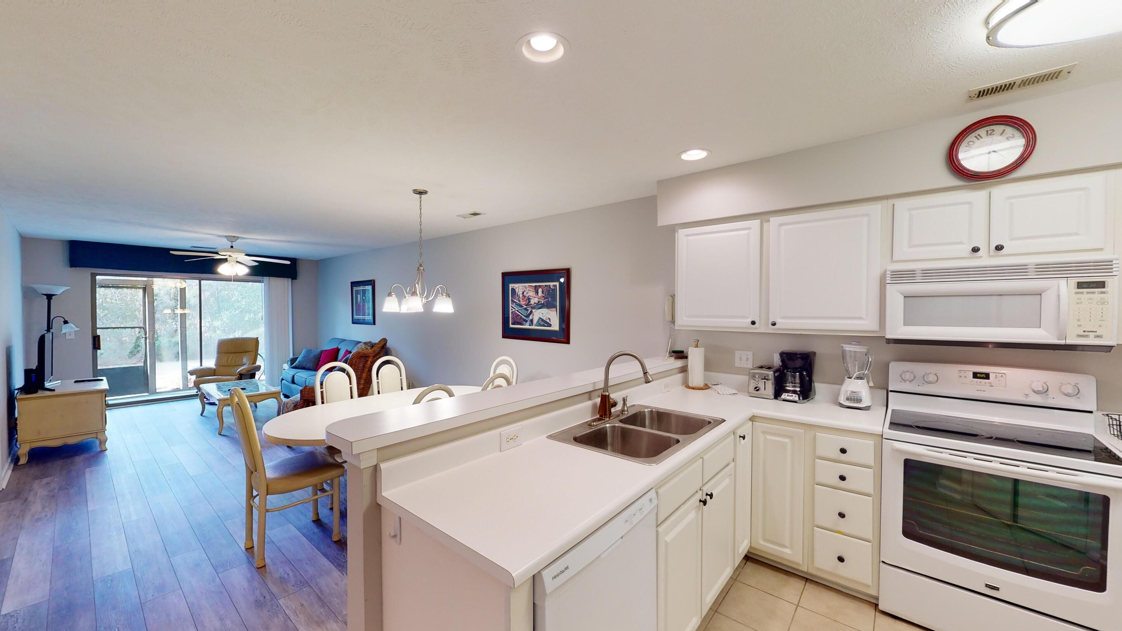 Kjøleskap, mikrobølgeovn, ovn og kokeplater