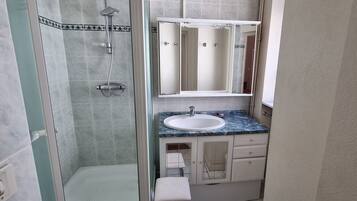 Shower, towels