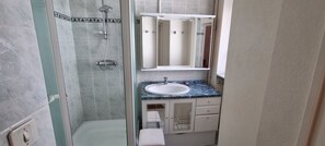 Douche, serviettes fournies