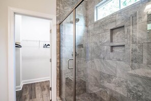 Bathtub, hair dryer - Island Escape Relax and Unwind in Pawleys Island (Pawleys Island)