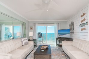 Appart'hôtel, plusieurs lits, balcon, vue océan (Sea La Vie) | Coin séjour | Télévision à écran plat de 42 pouces avec chaînes numériques