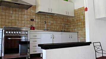 Kühlschrank, Ofen, Herdplatte, Kochgeschirr/Geschirr/Besteck