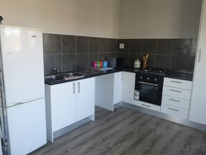 Private kitchen - Lovely 2 bedroom condo with a view (Parklands, Cape Town, South Africa)