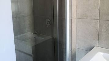 Een douche, handdoeken