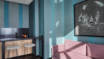 Heaven Deluxe Suite, Business Lounge Access, Sea Facing | 起居區 | 43-吋智慧型電視、數位頻道、電視