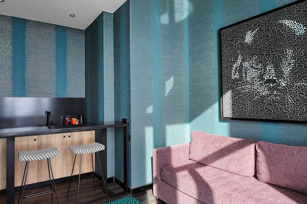 Heaven Deluxe Suite, Business Lounge Access, Sea Facing | Oleskelualue | 43–tuumainen äly-TV, jossa digitaalikanavat