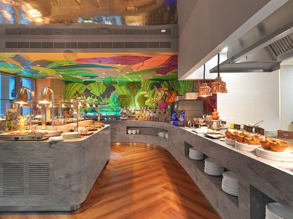 Free daily buffet breakfast