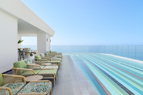 Außenpool, Sonnenschirme, Liegestühle