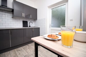 Casa urbana | Cocina privada | Refrigerador, microondas, horno y parrilla de estufa 