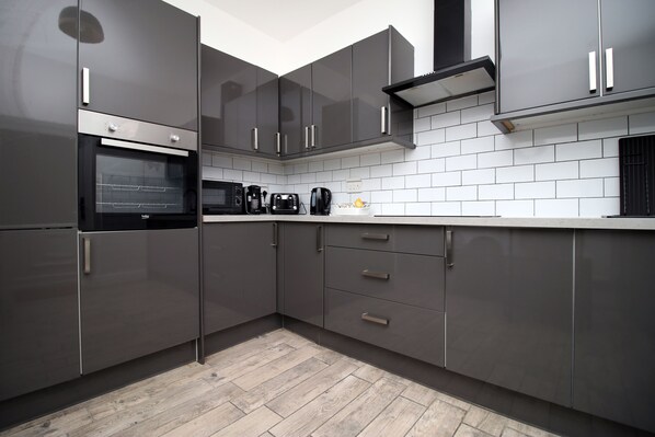 Casa urbana | Cocina privada | Refrigerador, microondas, horno y parrilla de estufa 