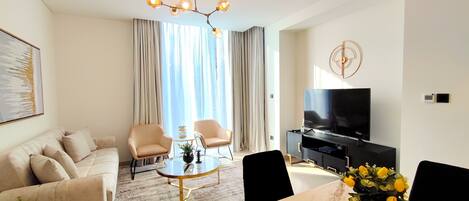 Televisor intel·ligent i taula de tennis de taula