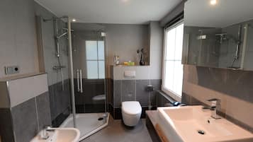 Dusche, Haartrockner, Bidet, Seife