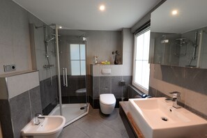 Douche, sèche-cheveux, bidet, savon