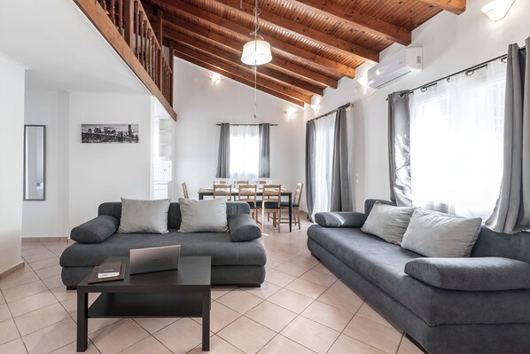 Deluxe Bungalow | Living area | TV