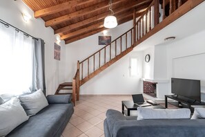 Deluxe Bungalow | Egyptian cotton sheets, premium bedding, down duvets