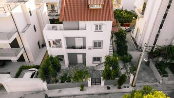 Vista frontal de la propiedad