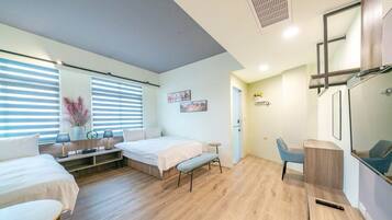 Ein modernes Schlafzimmer mit Bett, Nachttisch und Schreibtisch mit Stuhl.