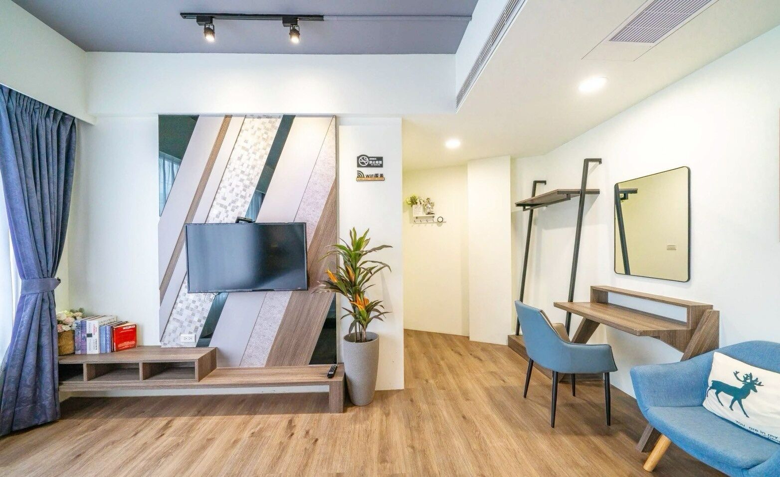 Habitación doble de luna de miel | Área de sala de estar | Televisión LCD de 34 pulgadas con canales digitales y televisión 