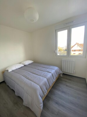 3 bedrooms, desk, iron/ironing board, free WiFi