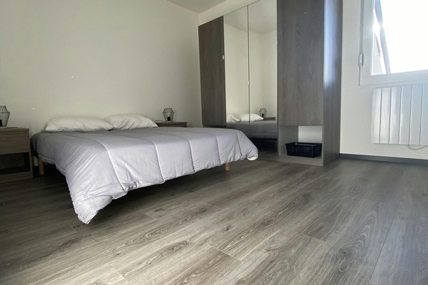 3 quartos, escrivaninha, ferros/tábuas de passar roupa