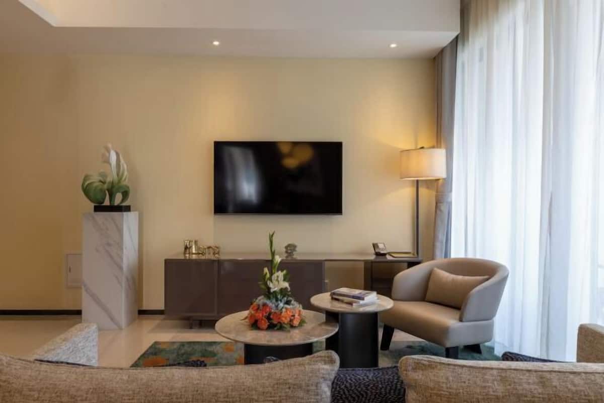 Vardagsrum | 43-tums smart-tv med satellitkanaler och tv