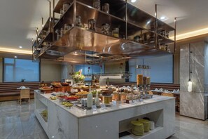 Petit déjeuner buffet servi tous les jours en supplément
