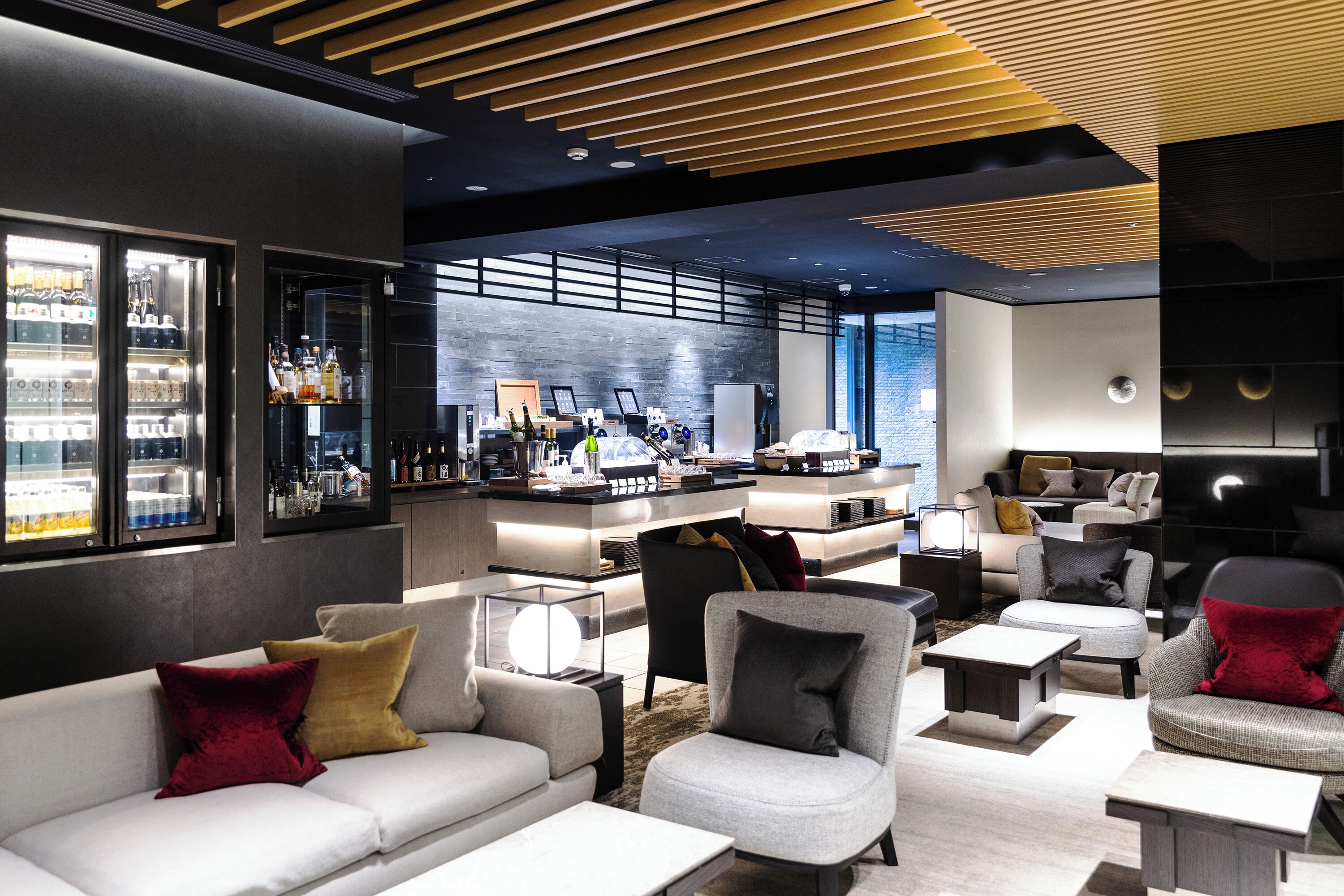Een moderne bar met zitplaatsen en een bargedeelte.