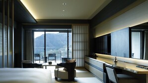 A modern hotel room with a large bed, a desk, and a view of mountains. - Hakone Gora KARAKU (ORIX HOTELS & RESORTS) (Hakone)