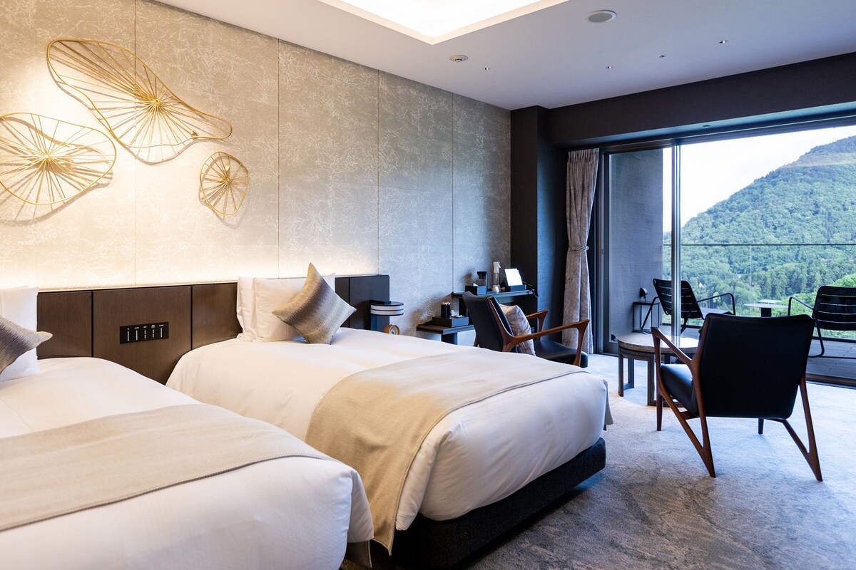 In-room safe, WiFi (free), bed sheets