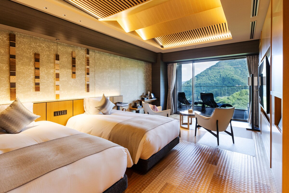 In-room safe, WiFi (free), bed sheets