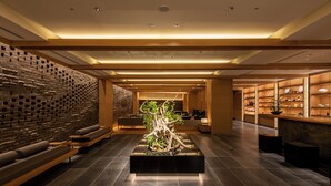 A modern lobby with a central sculptural installation, seating areas, and a reception desk. - Hakone Gora KARAKU (ORIX HOTELS & RESORTS) (Hakone)