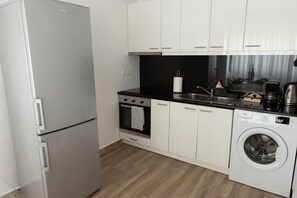 Jääkaappi, mikroaaltouuni, uuni, kahvin-/teenkeitin