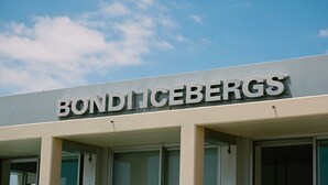 Un bâtiment portant l’enseigne « BONDICEBERGS », indiquant qu’il s’agit d’un hôtel ou d’un établissement similaire.