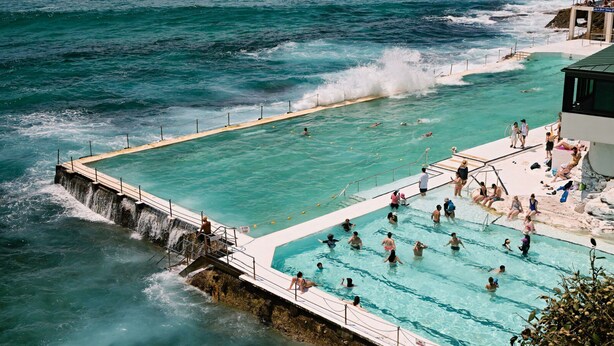 Une piscine avec vue sur l’océan, entourée d’une côte rocheuse.