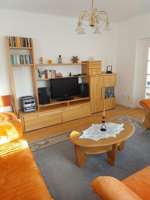 TV, books, stereo - Vacation apartment in Liegau Augustusbad (Radeberg)