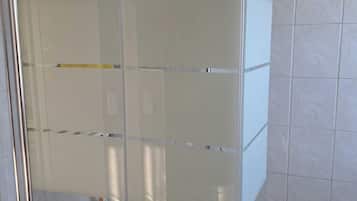 Haartrockner, Handtücher, Seife, Toilettenpapier
