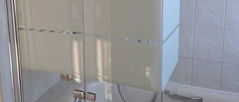 Secadora de cabello, toallas, jabón, papel de baño