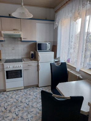 Jääkaappi, mikroaaltouuni, liesi, astianpesukone