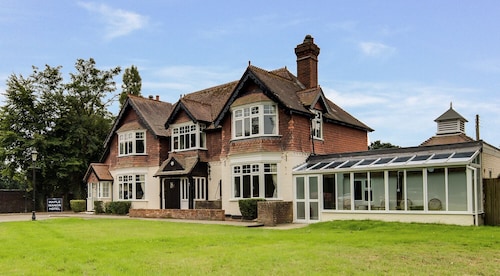 Maple Manor Hotel 
