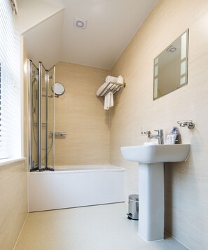 Shower, free toiletries, hair dryer, towels - Maple Manor Hotel  (Crawley)