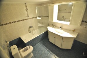 Comfort-lejlighed | Badeværelse | Badekar, gratis toiletartikler, hårtørrer, håndklæder