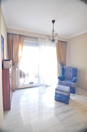 Comfort-huoneisto | Oleskelualue | 45–tuumainen LED-televisio, jossa kaapelikanavat