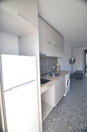 Full-sized fridge, electric kettle, toaster oven - Zennova  Sirene Luxury Studios (Polygyros)