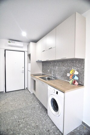 Großer Kühlschrank, Wasserkocher, Toastergrill