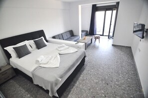 奢華開放式套房, 1 張特大雙人床 | 遮光布/窗簾、熨斗/熨衣板、免費無線上網、床單